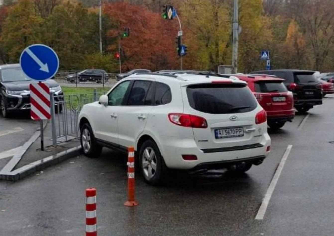 В одному з районів Києва почали боротьбу зі стихійним паркуванням