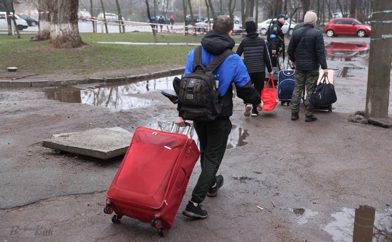 Скільки ВПО хочуть виїхати з Києва після перемоги: у КМДА назвали цифру