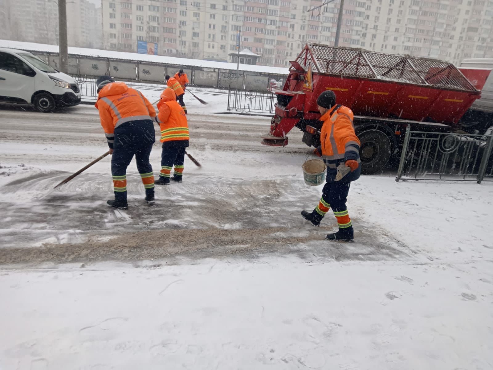 На дорогах понад 220 одиниць техніки: в Києві тривають протиожеледні заходи