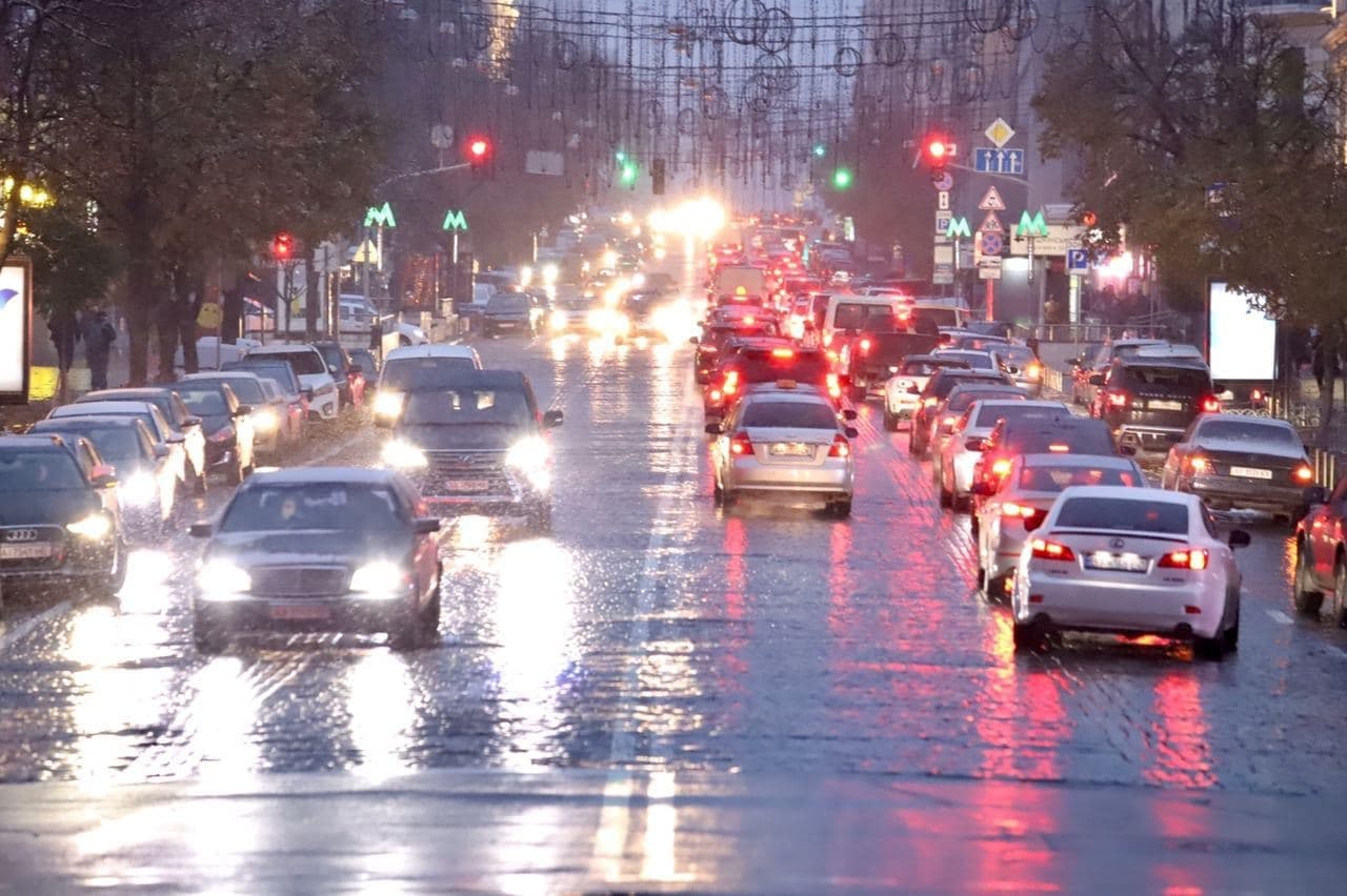 Водіям та пішоходам слід бути максимально обережними: у Києві очікується негода