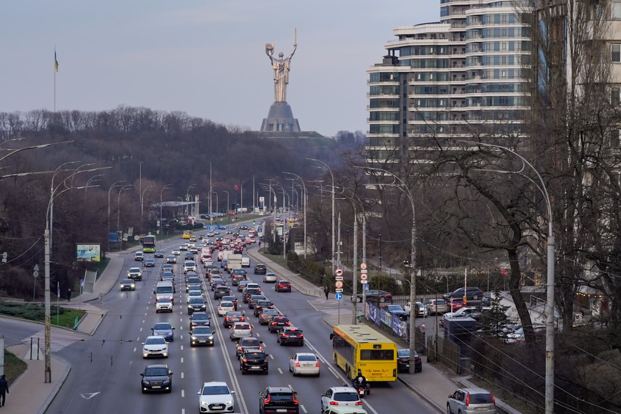 Київських водіїв попередили про зміни на час повітряних тривог: подробиці